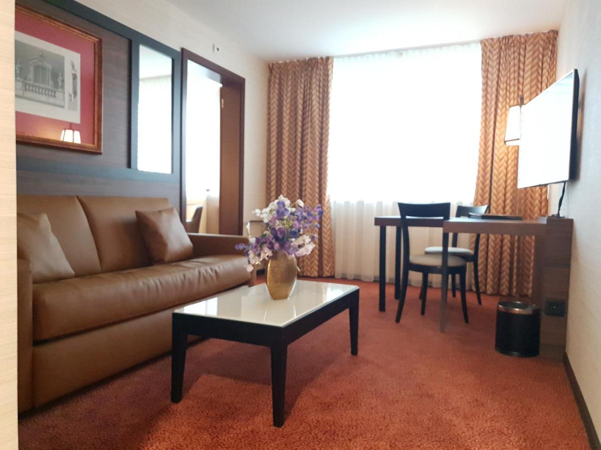 Executive Suite,1284937525:JPEG